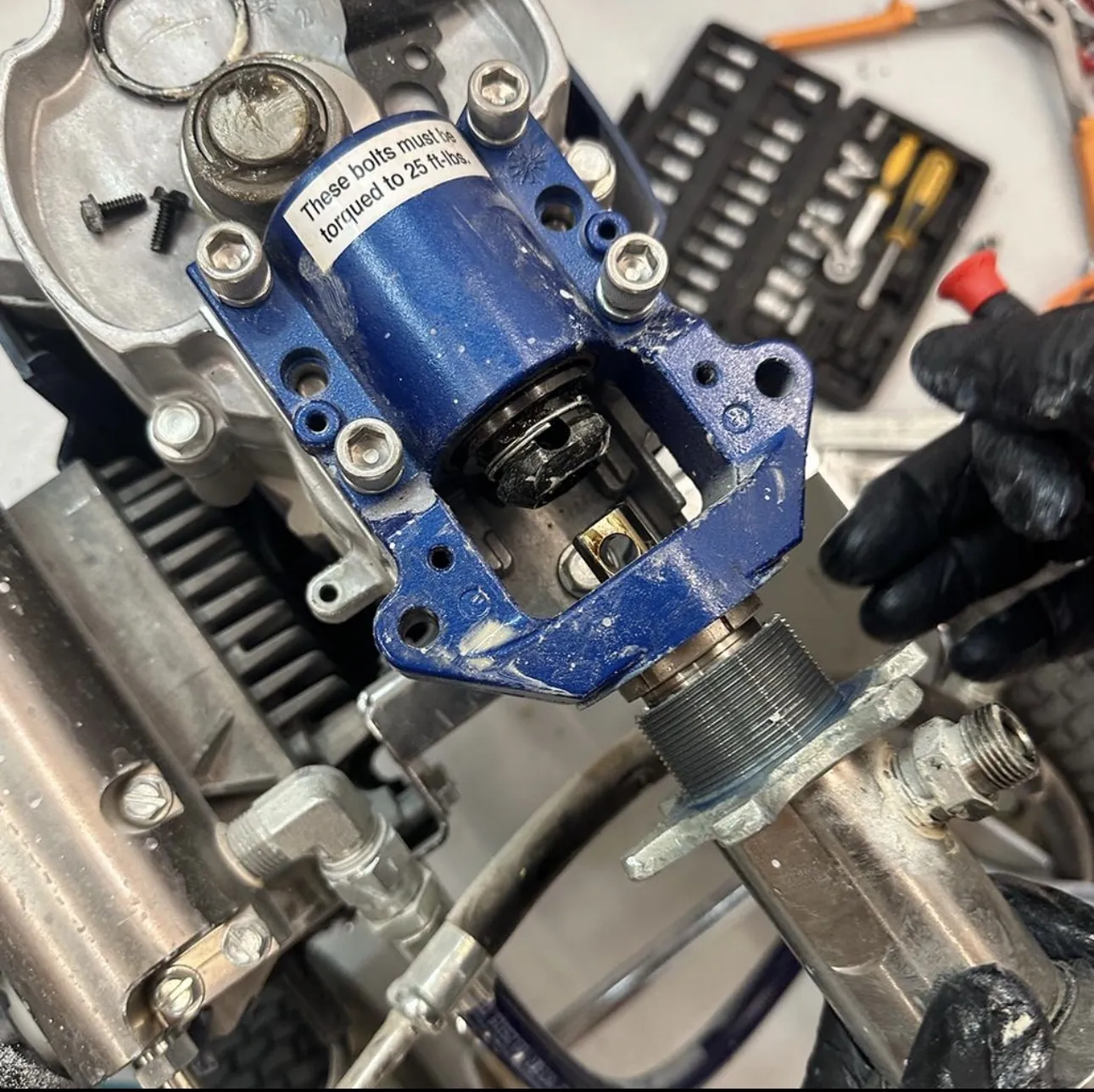 Bomba de pintura Airless desmontada durante una reparación en el taller